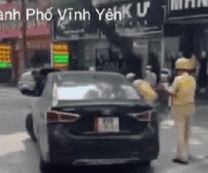 Bị yêu cầu xuống xe, tài xế ô tô không chấp hành, cố tình đạp ga tông ngã CSGT rồi bỏ chạy