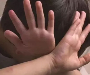 Con trai bị khó tiểu, mơ thấy ác mộng, bố mẹ đặt máy ghi âm phát hiện chuyện động trời ở trường, thầy giáo liền bị truy tố