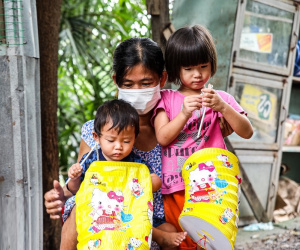 Chồng mất khi đang mang thai, vợ ôm 3 đứa con khát sữa trong túp lều dột nát: 'Tụi nhỏ cứ hỏi cha con đi đâu rồi'