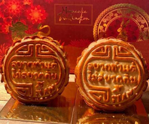 Chiếc bánh Trung thu 'sặc mùi tiền', đỉnh nhất năm 2021: Nhân bánh toàn nguyên liệu xịn của giới nhà giàu, nhìn xong ai cũng trầm trồ