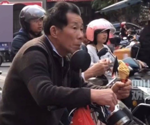 Xúc động hình ảnh ông lái xe máy đón cháu tan học, nhìn thứ ông cầm trong tay mà ai cũng rưng rưng nước mắt