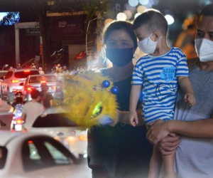 Hà Nội đêm Trung thu: Biển người ngắm nhau qua lớp khẩu trang, phố cổ buồn hẳn vì thiếu không khí dân chơi xập xình