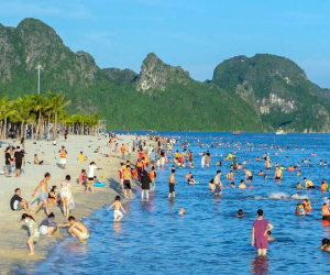Tắm biển, du lịch, ra khơi sau tháng ngày dài chống dịch Covid-19