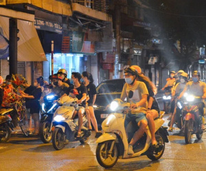 Ảnh: Đêm trước khi chuyển về Chỉ thị 15, người lớn trẻ nhỏ Hà Nội đã đổ lên phố cổ chơi Trung thu sớm