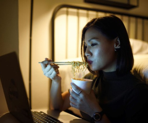 3 thói quen trước khi đi ngủ 'đánh cắp' tuổi thọ của bạn, thức khuya không đáng sợ bằng cái cuối