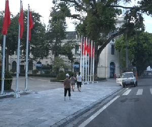 Vừa nới lỏng giãn cách, người dân đã đổ ra hồ Gươm tập thể dục
