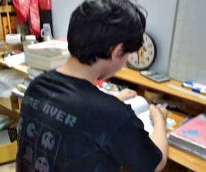 Gặp thủ khoa Đại học Y có mẹ làm tạp vụ xin ứng tiền công ty và cái kết gây bão MXH: 'Mình đã từng rất tự ti về công việc của mẹ'