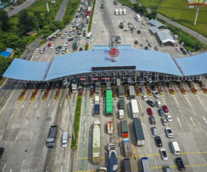 Dòng người về quê gây ùn tắc trạm thu phí Pháp Vân - Cầu Giẽ, 3 mẹ con vui mừng gặp lại nhau sau 2 tháng xa cách