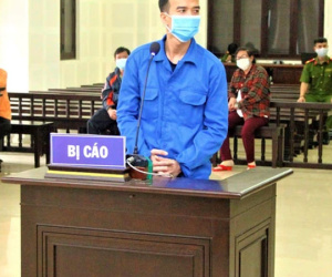 Can ngăn hàng xóm ẩu đả bất thành, thanh niên cầm dao đâm bạn nhậu