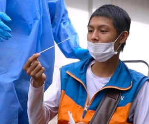 TP.HCM: Dân bất ngờ vì tự lấy mẫu test nhanh Covid-19 ở chốt kiểm soát