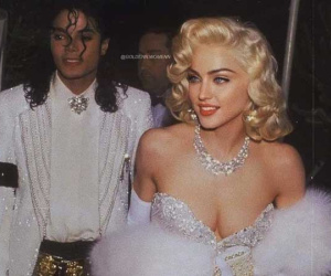 Huyền thoại thảm đỏ Oscar: Madonna đẹp đến độ kiêu sa vô thực, vòng 1 ngồn ngộn ngộp thở lu mờ 'ông hoàng' Michael Jackson