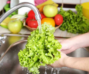 Làm thêm bước này sau khi rửa rau củ quả, nhiều người tin giúp diệt khuẩn siêu tốt nhưng chuyên gia lại lên tiếng bác bỏ!