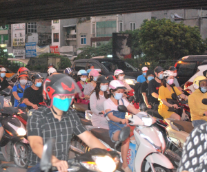 Hà Nội lại tắc đường như 'bình thường cũ' dù vẫn đang giãn cách xã hội