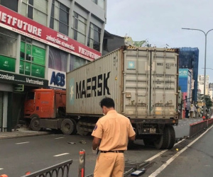 Xe container tông vào chi nhánh một ngân hàng ở TP.HCM