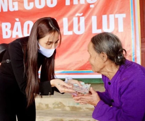 Phía Thuỷ Tiên chính thức lên tiếng làm rõ nghi vấn 'cắt xén' 2 triệu đồng/hộ trong chuyến cứu trợ miền Trung!