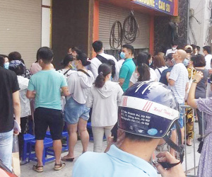 Hàng trăm người xếp hàng đợi tiêm vắc xin COVID-19 tại một bệnh viện ở Hà Nội