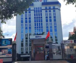 Một chi nhánh ngân hàng đưa 15 người không phải là nhân viên vào tiêm vắc-xin Covid-19
