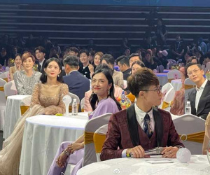 Xuất hiện chung trong 1 khung hình hoàn toàn không có PTS, Triệu Lệ Dĩnh lộ nhan sắc thật 'đè bẹp' đàn chị nổi tiếng