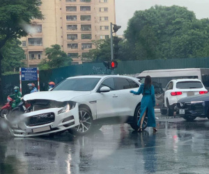Hà Nội: Vượt đèn đỏ, 2 xe sang Mercedes GLC và Jaguar F-Pace tông nhau giữa ngã tư, nữ tài xế bị thương