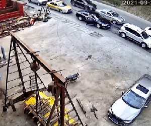 Xe đầu kéo mất phanh đâm hàng loạt ô tô đang đỗ trên đường