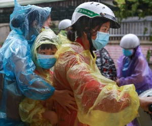 Hà Nội: Người thân đội mưa đón những công dân phường Thanh Xuân Trung hoàn thành cách ly trở về với gia đình