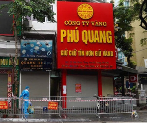 Ảnh: Phong toả 5 tiệm vàng trên phố Trần Nhân Tông sau ca dương tính SARS-CoV-2