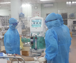 Thêm 203 bệnh nhân COVID-19 tử vong, còn 4.873 ca nặng