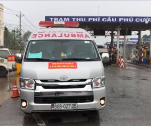 Xe cấp cứu dán chữ 'Giang Kim Cúc và các cộng sự' chở 'chui' 3 người còn hú còi inh ỏi, tài xế khai báo vòng vo