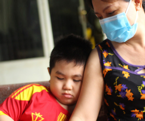 Xót xa câu chuyện tổ trưởng dân phố qua đời vì Covid-19: Nhớ vòng tay cha, con trai nằm ngủ dưới gầm bàn thờ