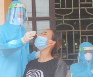 Ho sốt mua thuốc uống không khỏi, đến bệnh viện khám phát nhiện nhiễm SARS-CoV-2