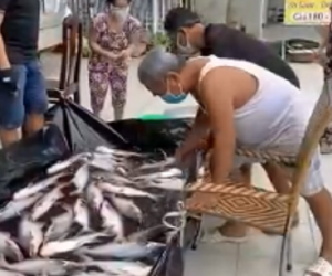 Gia đình 'chơi sộp' nhất miền Tây mùa dịch: Mang hồ cá to đùng ra để trước nhà, ai cần cứ đến lấy 1 con khiến cả xóm xúc động
