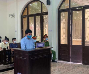 Đối tượng dùng dao, kéo đâm lực lượng phòng chống dịch bị xét xử 24 tháng tù giam