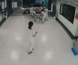Clip: Nín thở xem CSGT giải cứu nữ tài xế lên cơn đau tim trong xe ô tô giữa cao tốc