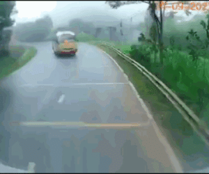 Video: Lấn làn khi vào cua, xe buýt tông trực diện xe đầu kéo trên Quốc lộ 3
