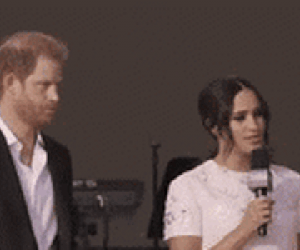 Biểu cảm cau mày, nhăn mặt của Harry khi Meghan cầm mic, đứng nói không ngừng nghỉ khiến cộng đồng mạng 'cười bò'