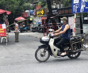 Nhiều ngõ, xóm ở Hà Nội vẫn rào chặt, chốt kiểm soát 'thả lỏng' người ra vào