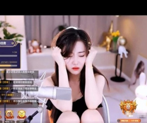 Không chịu nổi áp lực từ gia đình, nữ streamer xinh đẹp bật khóc ngay trên sóng trực tiếp, thậm chí có ý định tự tử