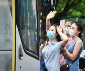 Người già, trẻ nhỏ phấn khởi lên xe rời Hà Nội sau thời gian dài giãn cách: Về quê chưa bao giờ vui đến thế!