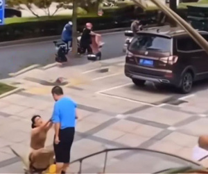 Clip: Quỳ gối cầu xin bạn trai đừng bỏ rơi mình không thành, cô gái có hành động vừa giận vừa thương
