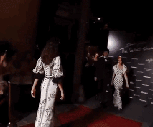 2 lần catwalk 'lên mood' và 'tụt mood' của Địch Lệ Nhiệt Ba, bị chê diễn như 'đi chợ'ư, lại lép vế trước mỹ nhân châu Á này
