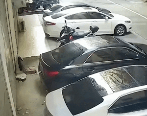 Chủ xe khóc thét khi người phụ nữ 'bán khỏa thân' rơi xuống nóc xe mình, lý do cú ngã thật khó đỡ
