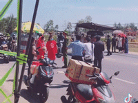 Cặp đôi rước dâu trước chốt kiểm soát vào mùa dịch nhưng mọi sự đổ dồn của dân mạng lại dành cho nhân vật đặc biệt mặc áo màu xanh