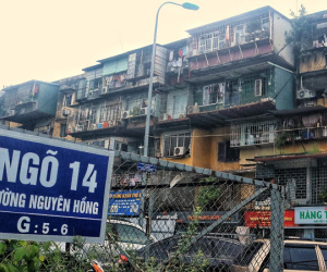Cận cảnh 4 khu tập thể cấp độ nguy hiểm tại Hà Nội: Lấy chậu hứng nước mưa, đi vệ sinh phải đội nón