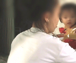 Clip bé gái 18 tháng tuổi bị 'dán' vào tường để đút cơm gây bất bình, biết danh tính người phụ nữ, dân mạng còn sốc hơn
