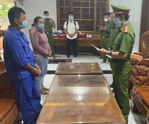 Bắt 2 người phá rừng tự nhiên khu Hòn Đót ở Phú Yên