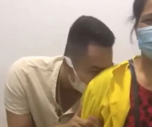 Dở khóc dở cười với cảnh anh chồng cao to trốn sau lưng mẹ khóc nức nở khi thấy vợ 'phải đẻ'
