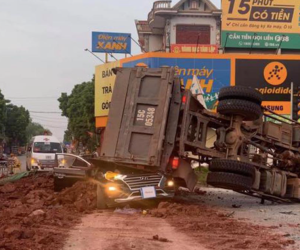 Xe ben lật nghiêng đè bẹp xe con gây chết người, hiện trường gây ám ảnh