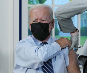 Tổng thống Mỹ Joe Biden tiêm mũi vaccine COVID-19 thứ 3