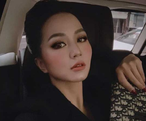 Bà chủ Hà thành khiến dân tình loá mắt với không gian sống xa hoa như cung điện, mỗi lần soạn đồ hiệu là kín cả góc nhà