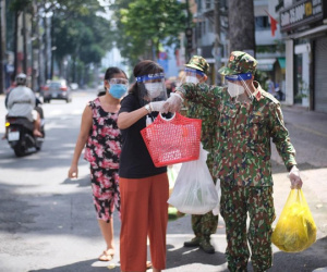 Đi chợ 'lưu động', người dân xúc động khi được bộ đội xách đồ về tận nhà